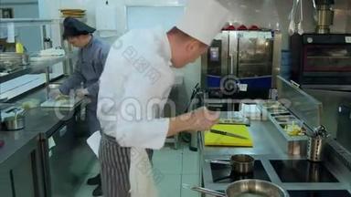 厨师实习生切柠檬，厨师喷虾
